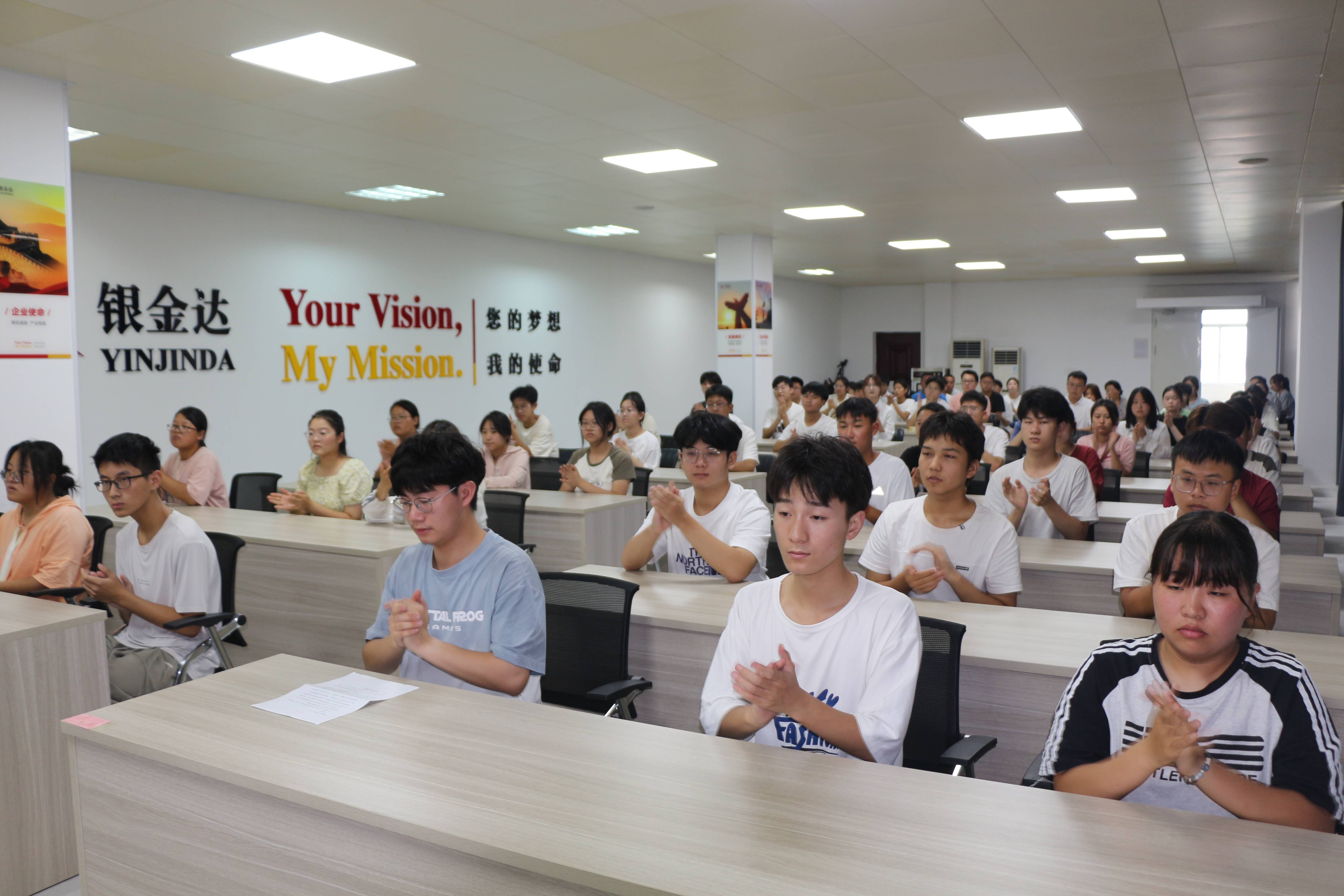 2、68名學(xué)子參加會(huì)議(1)